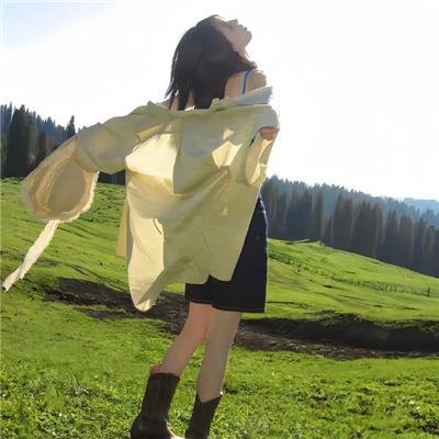 两位穿着同样内衣的女子